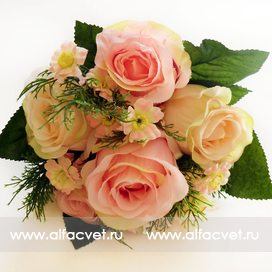 искусственные цветы букет роз с добавкой цвета кремовый с розовым 56